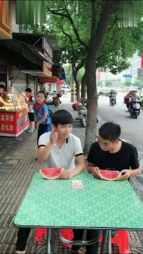 街头吃瓜搞笑视频,笑料百出，欢乐无限  第1张